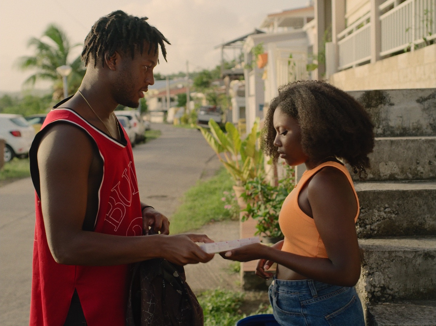 Tjinbé Red (Tenir bon) de Chloé Léonil