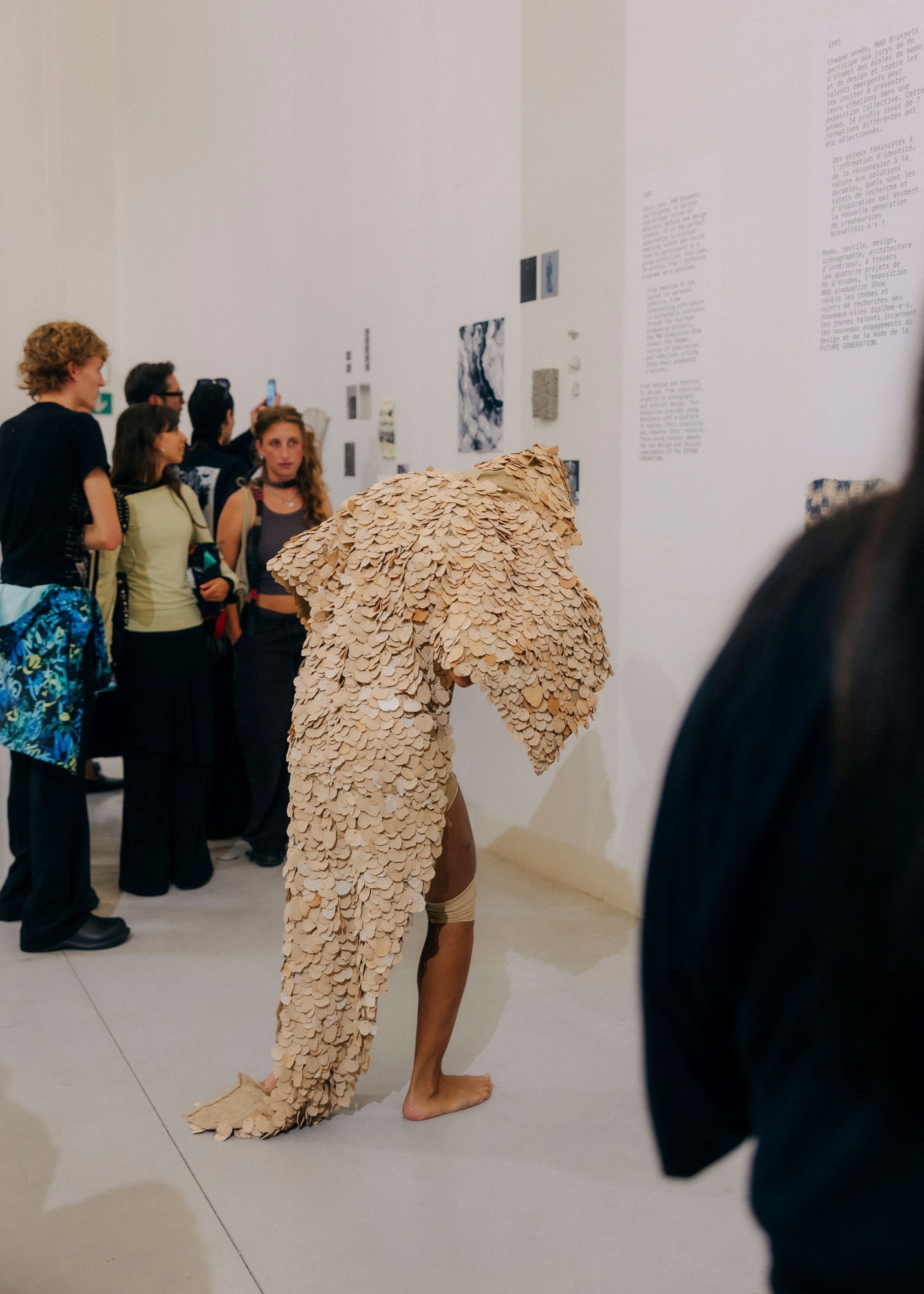 Luna Isola Bersanetti, modèle : Leah Crabe, photographe : MAD-Brussels pour 'Future génération' performance live