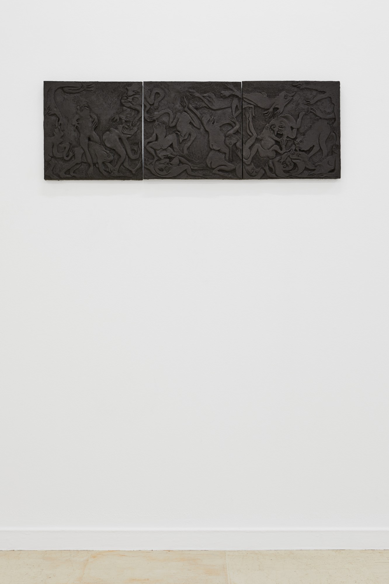 Carlotta Bailly-Borg In a solid state 2020, argile cuite, 36 x 110 cm ©Jean Christophe Lett