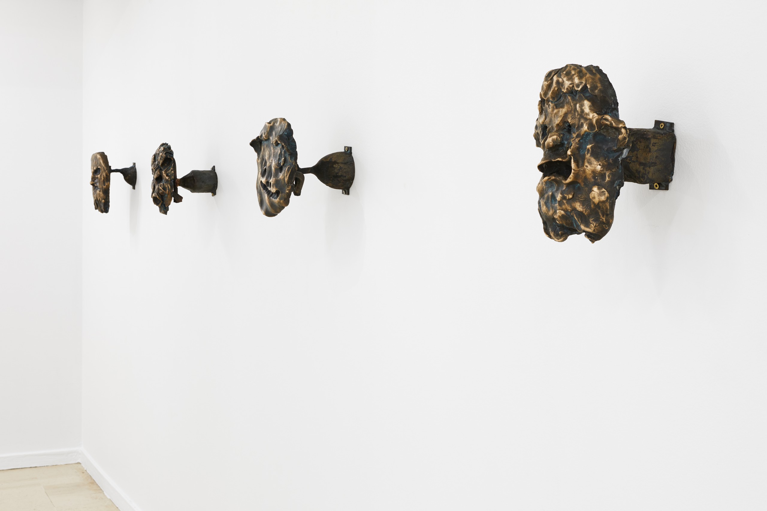 Douglas Eynon, Your face is an obvious case 2018, masques en bronze ©Jean Christophe Lett