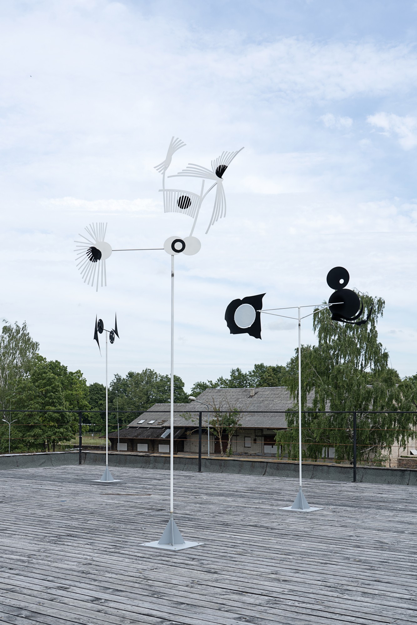 Kamil BOUZOUBAA-GRIVEL, Reverse Don Quixote, 2022, métal peint et tyvek, dimensions variables © Līga Spunde