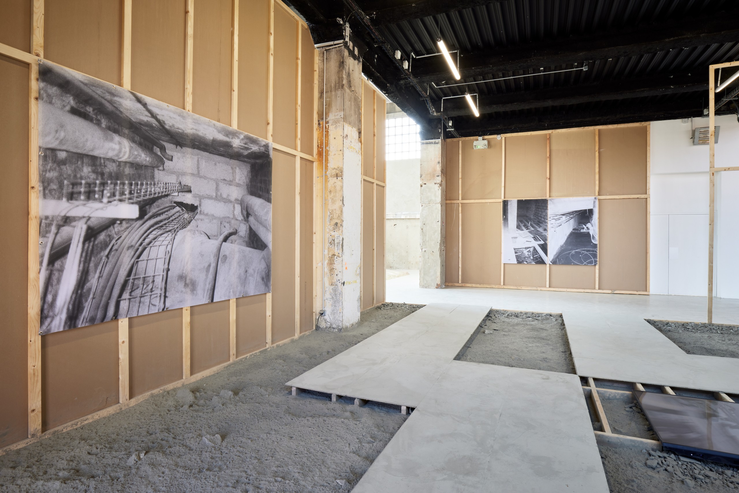 Yoel Pytowski, Fondations, 2023, Fondation Fiminco, Paris, France ,Vidéo, impressions sur treillis-pvc, bois, plaques de plâtre, néon, béton,ciment non mélangé, feuilles