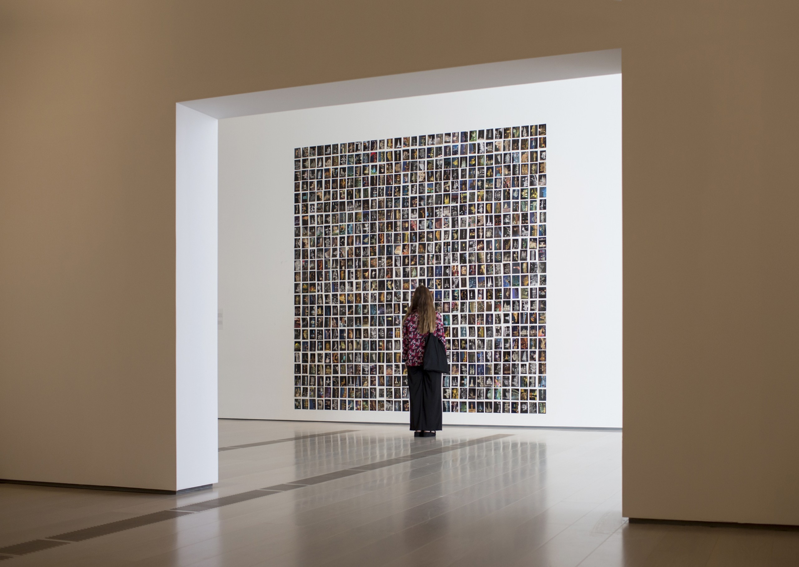 Si la noche fuese un color: 2017, installation, 370 x 374 cm, © Roberto Ruiz. Exhibition view Centro Botín. Courtesy Fundación Botín, Santander