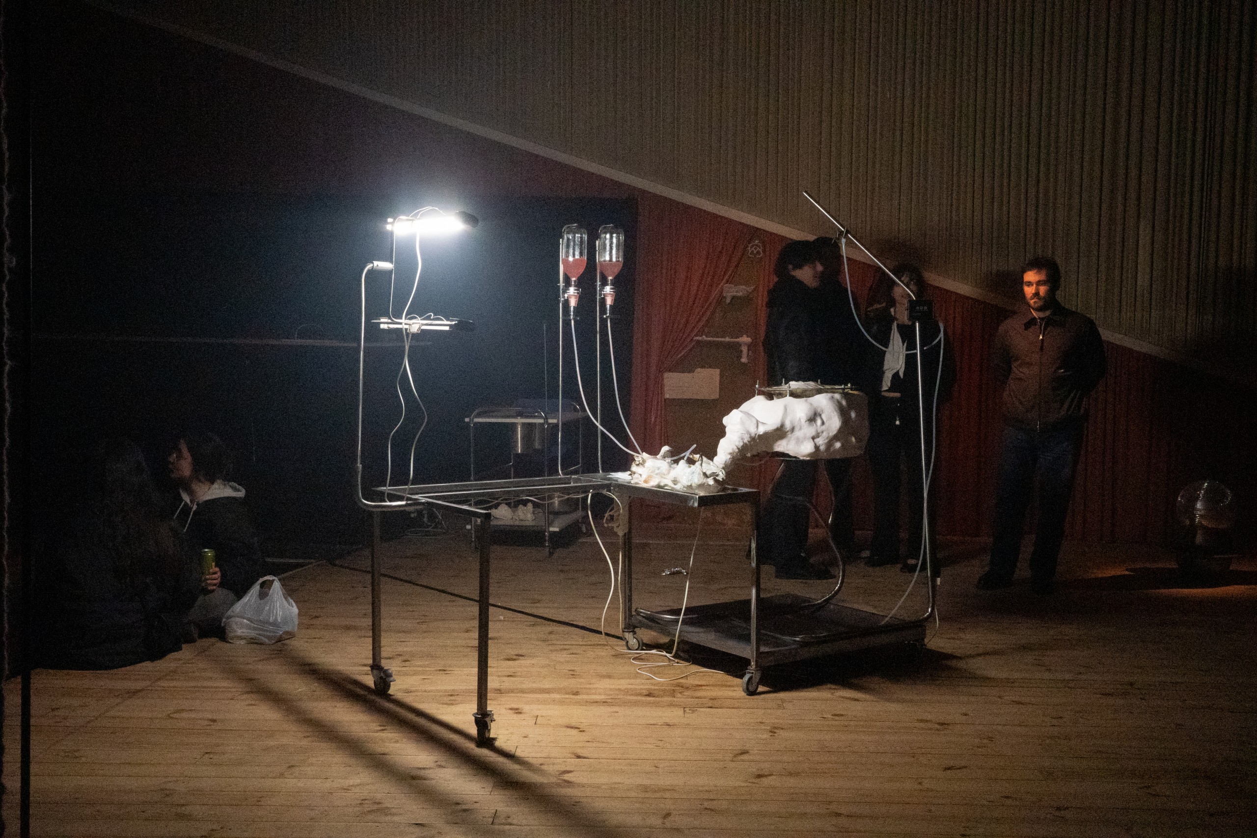 Procréation Lab de Louise Assouly dans la black box du bunker du Centre Wallonie Bruxelles Paris