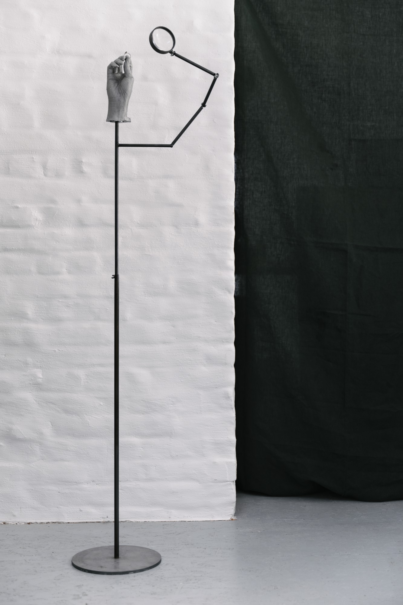 Amélie Bouvier, Gains & Losses, 2017, acier, plâtre, loupe, argent, météorite, 135 x 25 x 25 cm, Courtesy Harlan Levey Projects © Damon De Backer