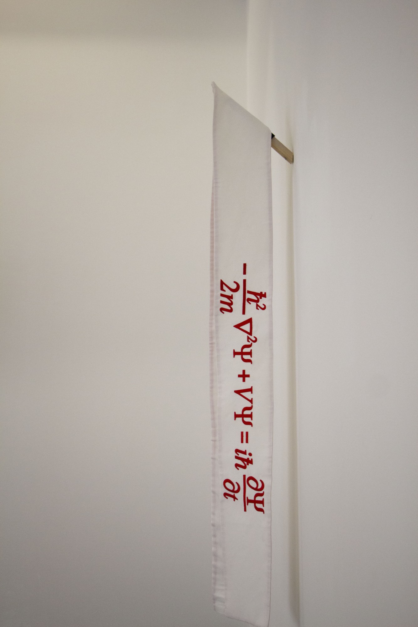 Margaux Lecoursonnois, Équation de Schrödinger 2021, sculpture, 150 x 12 cm, broderie sur étole © Margaux Lecoursonnois