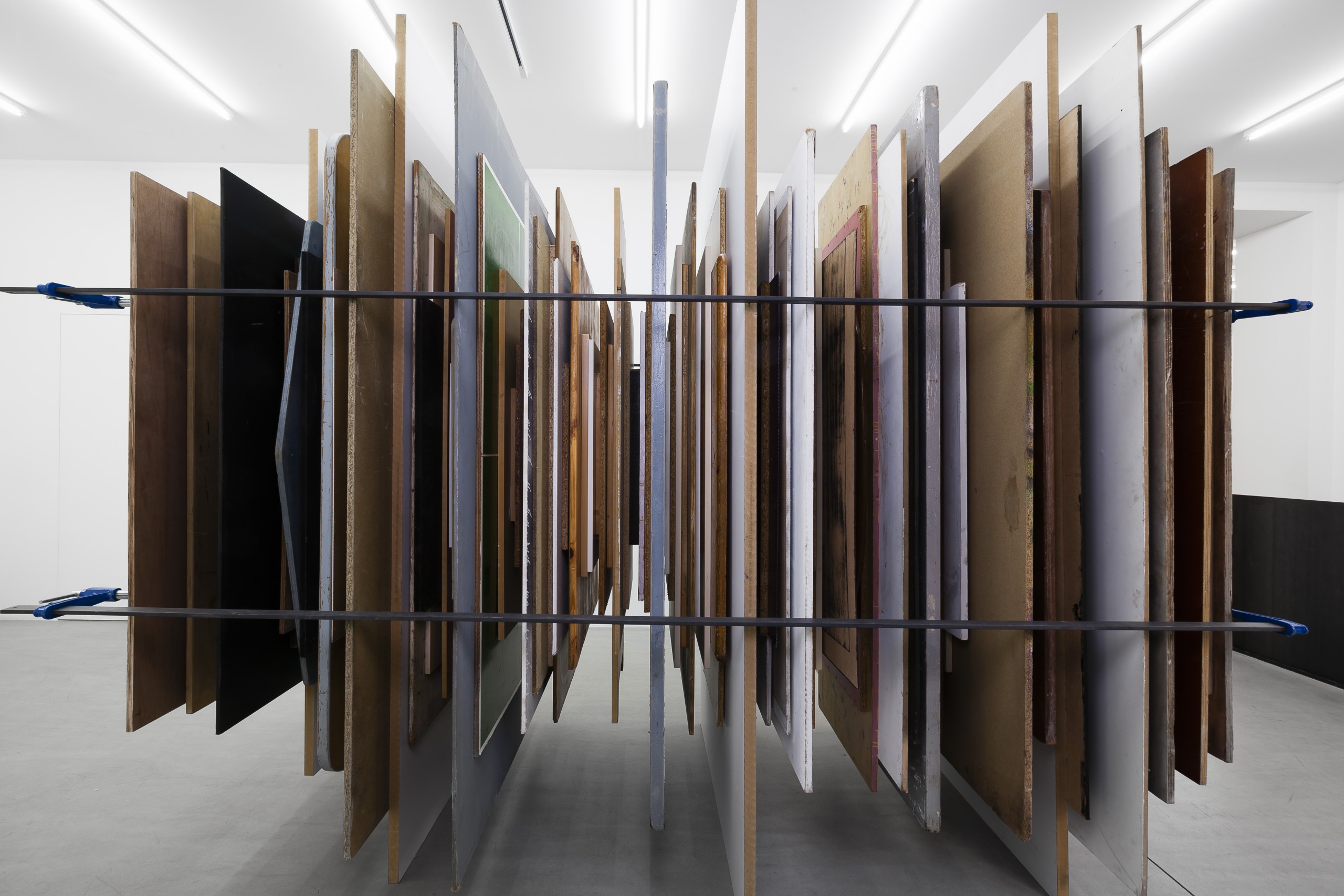 Claude Cattelain, DIG-UP #3,2022, installation in-situ - planches, serre-joints, blocs de béton, H 210 x L 300 x l 90 cm © Claude Cattelain