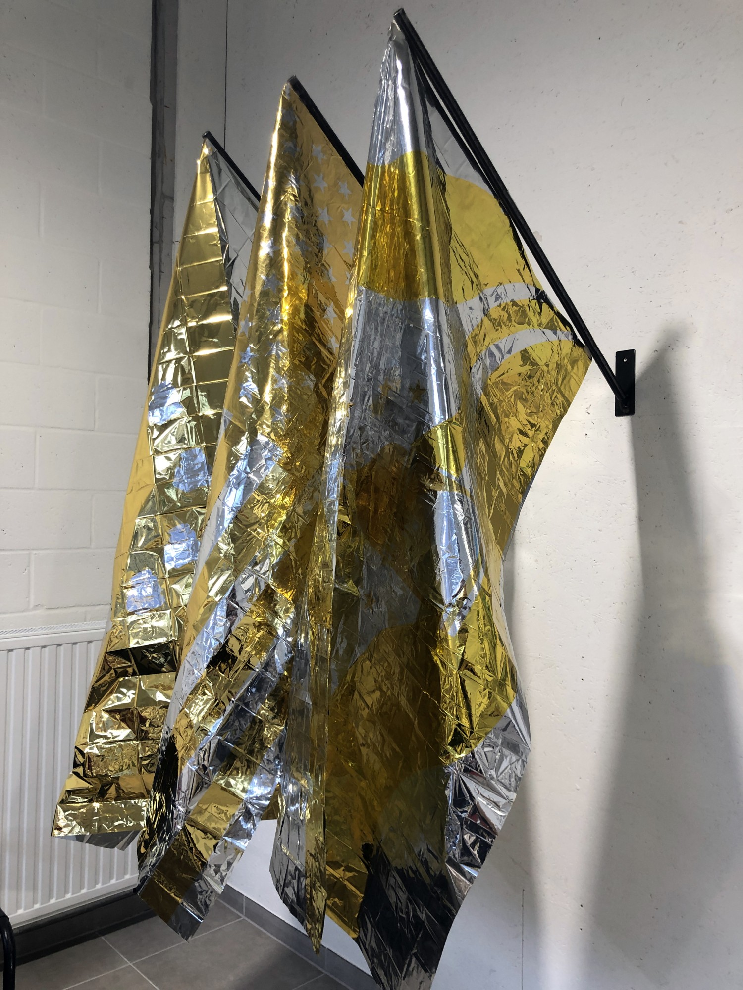 Alexis Deconinck, United States of Emergency, 2022, couverture de survie, 6 x 6 m © Alexis Deconinck