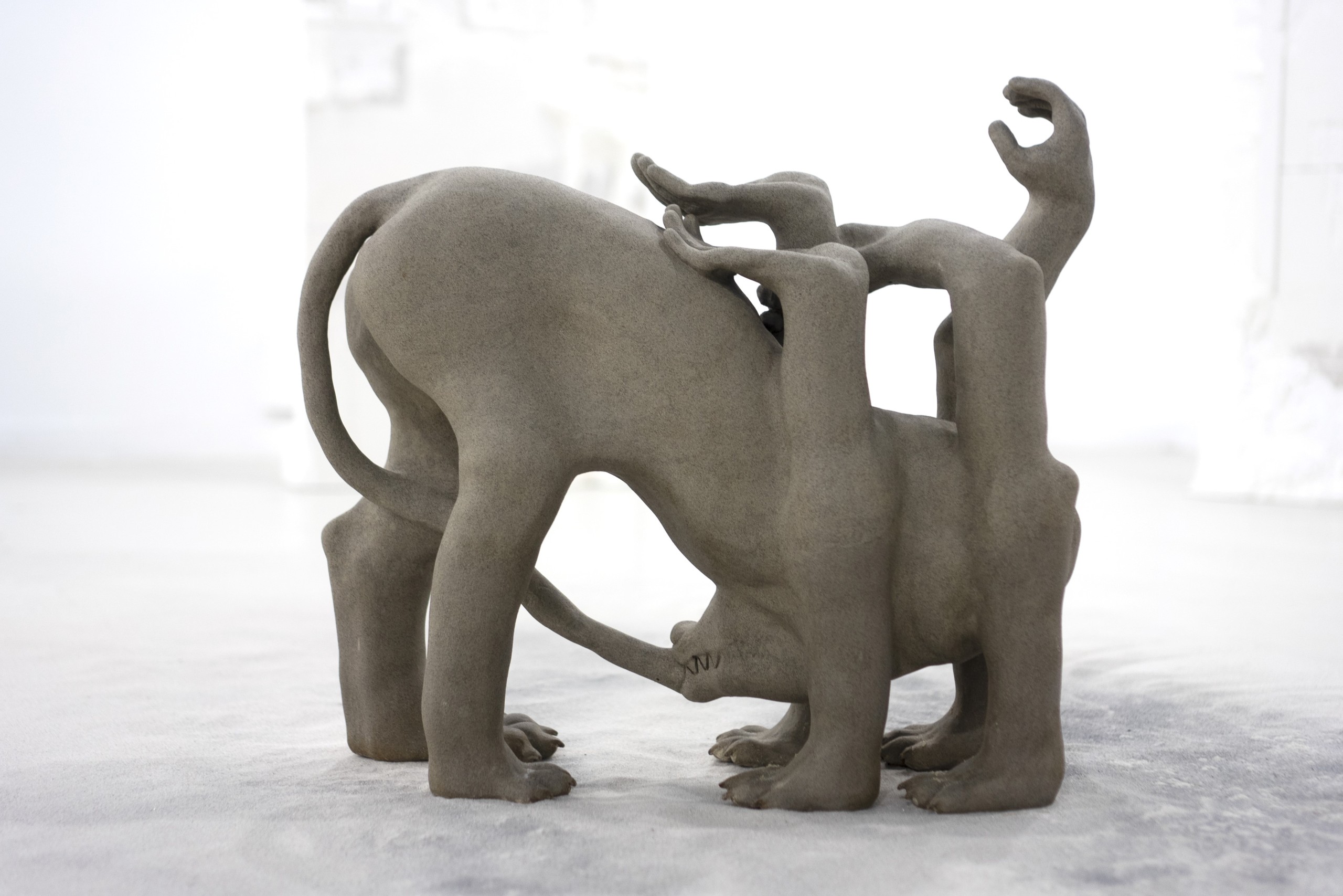 Barbara Leclercq, POURSUIVRE SA CHIMÈRE, Chien, 2022, grès céramique 49 x 60 x 22 cm, grès céramique © Barbara Leclercq