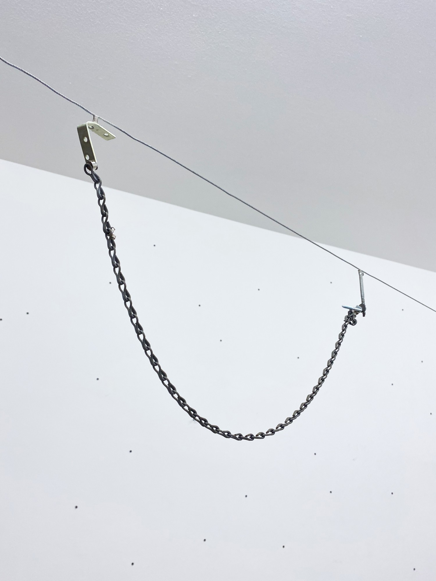 David de Tscharner, Réseau (détail), 2022, installation participative, objets métalliques, câbles en acier galvanisé, dimensions variables ©David de Tscharner