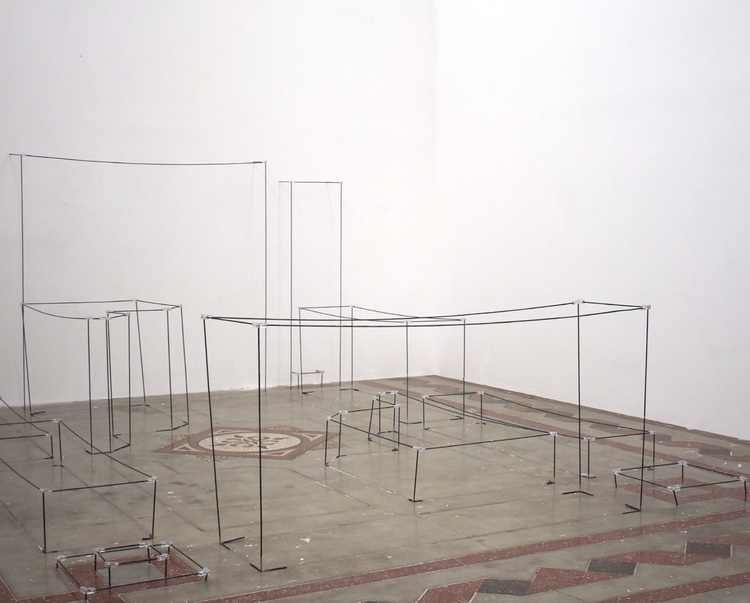 Nine Perris, Installation In-Situ, Palais des arts de l'isdaT, 2021, métal, résine, dimensions variables © Nine Perris