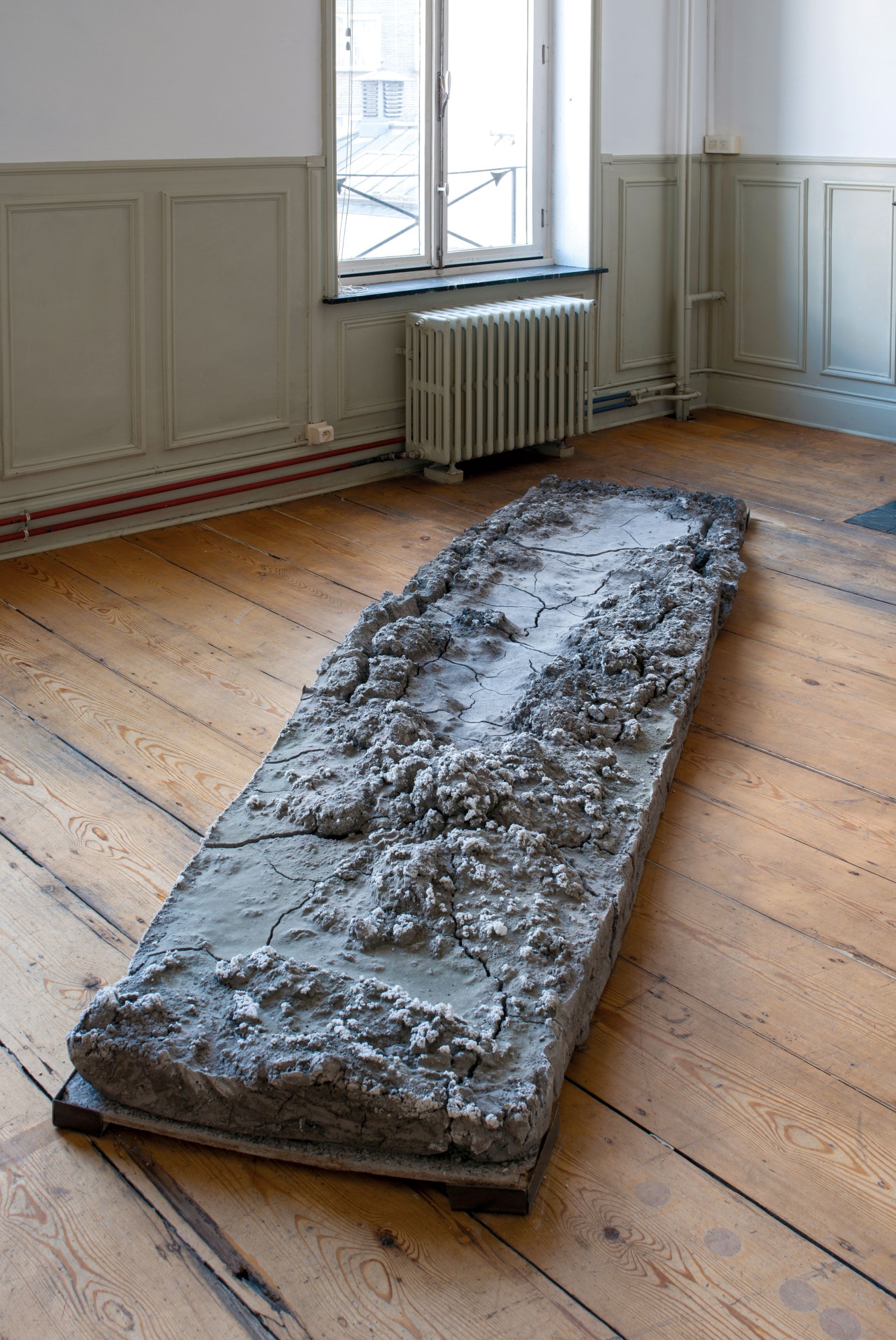 Maëlle Dufour, Elle bat au souffle de la terre, 2016-2017, boue de pierre bleue, bois contreplaqué et acier, 300 x 90 x 20 cm, SOLI SOL SOLI, La Maison des Arts de Schaerbeek, Bruxelles © Isabelle Arthuis