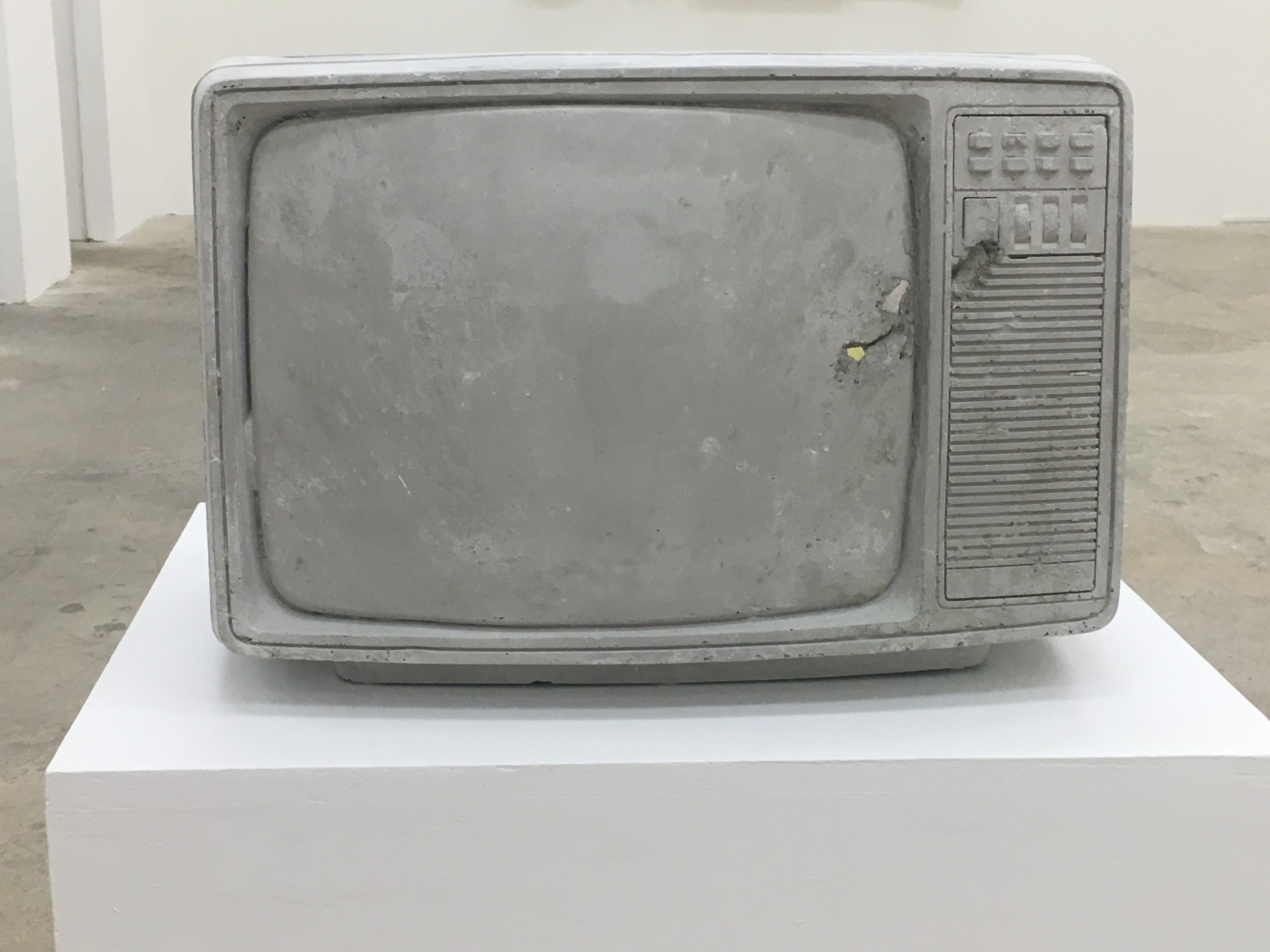 Feipel & Bechameil, Theatre of Disorder, 2016, television, résine acrylique, 35 cm x 52 cm x 41 cm