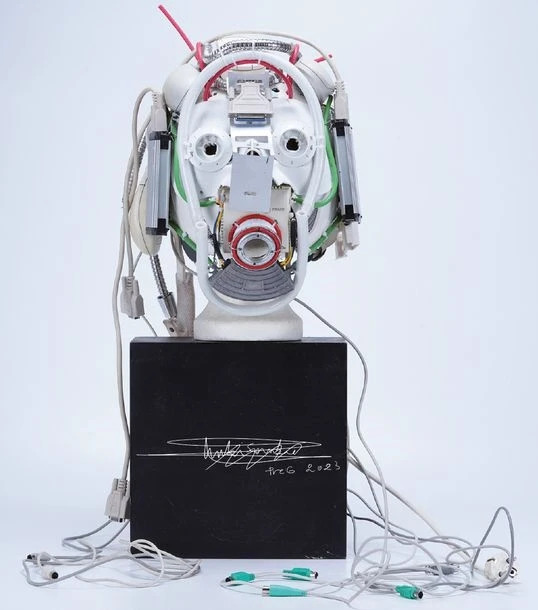 *Mami Wata*, Mask Éco-futuriste. Bruxelles 2023 35 cm x 30 cm x 34 cm, Assemblages matériaux de récupération