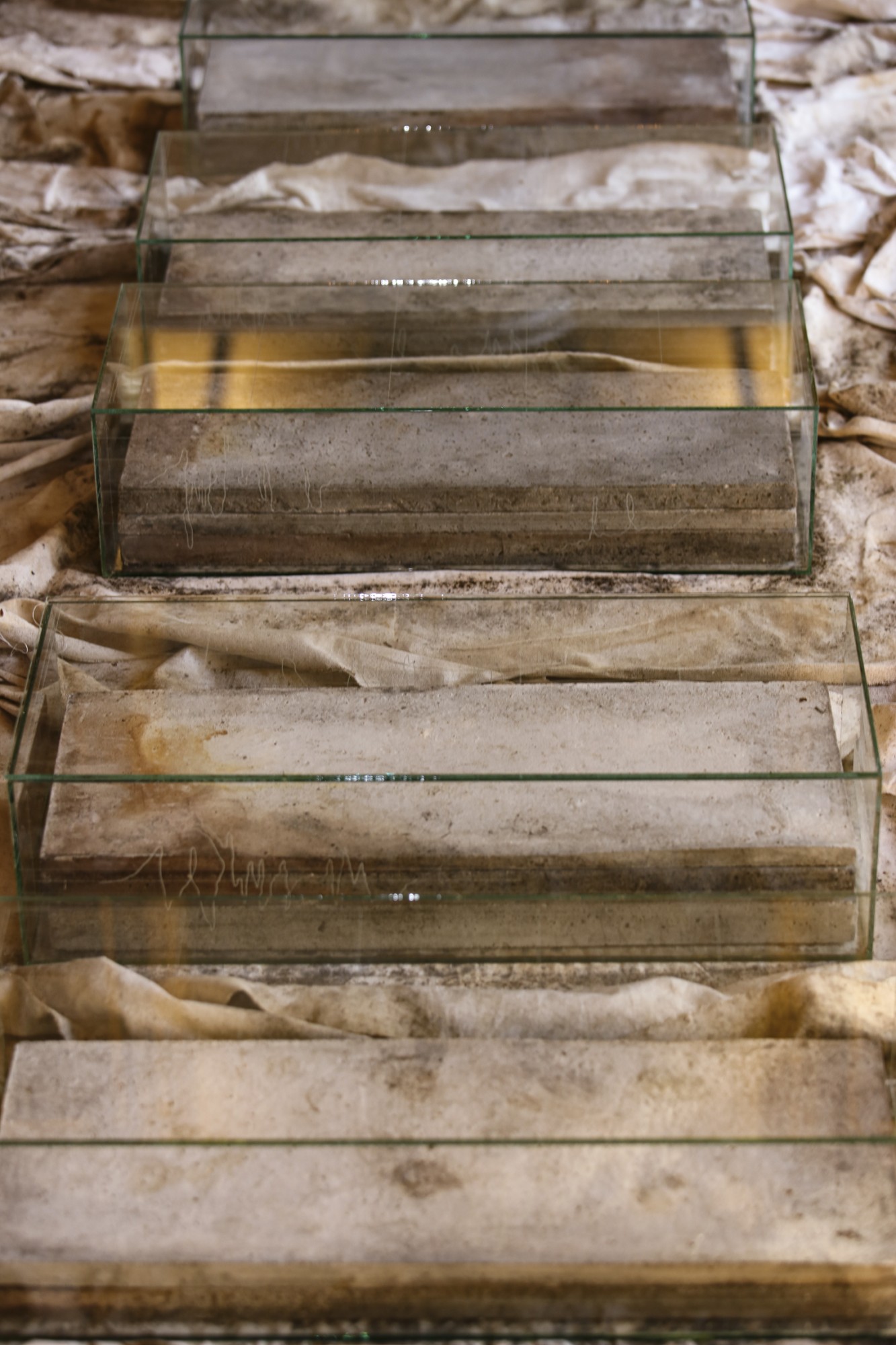 *Vagues désensibilisées*, 2022-2024, Verre, béton avec vin, textile, 7 pièces, 60 x 25 x 15,8 cm, © Renaud Masson