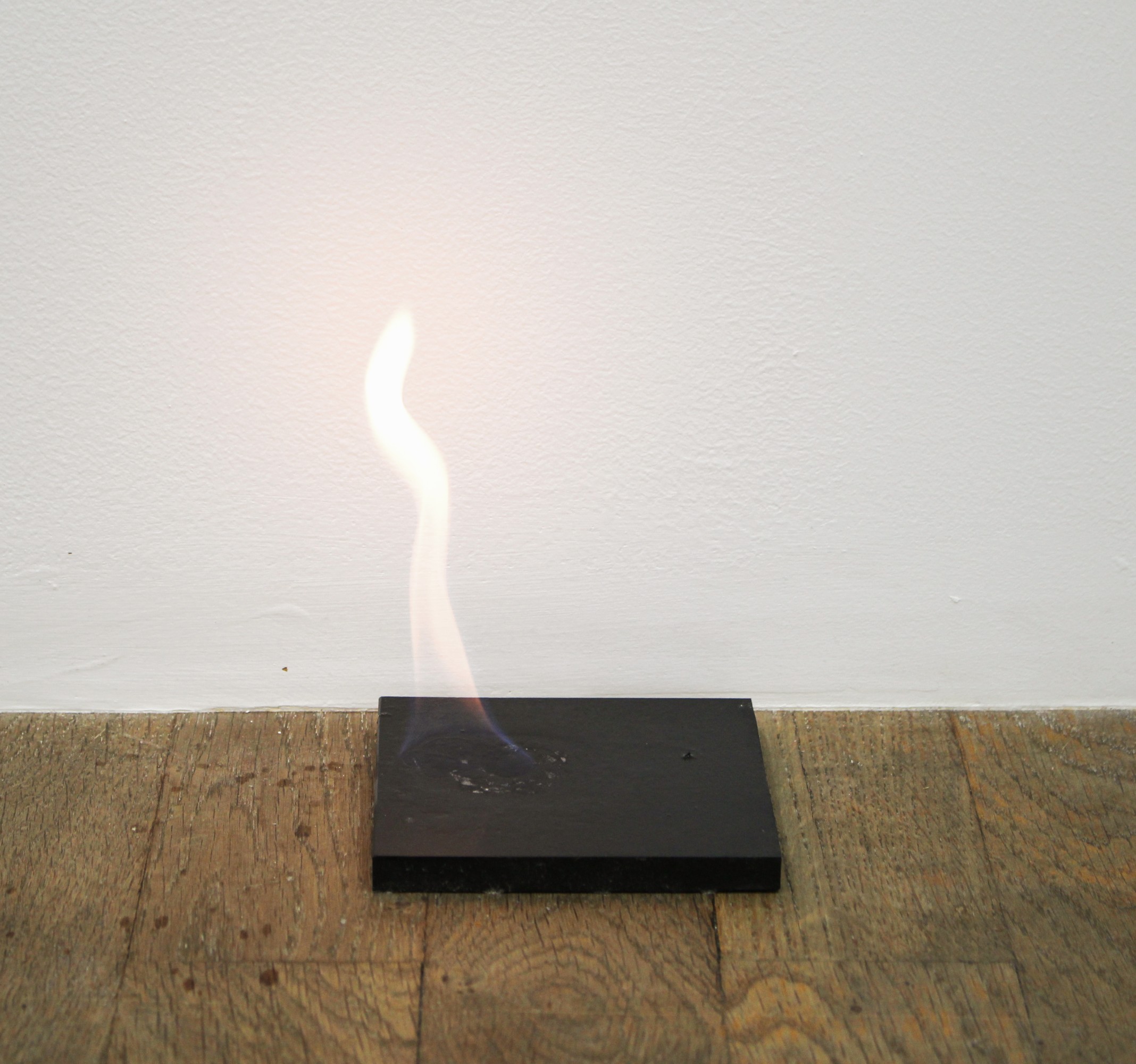Simon Nicaise, Irrigué, 2018, éthanol, système de goutte à goutte, robinet, 220 x 18 x 39 cm. Flamme perpétuelle alimentée par un goutte à goutte d’essence venant la recharger dans une fragilité permanente © Simon Nicaise © Adagp, 2022. Courtesy Galerie Backslash.