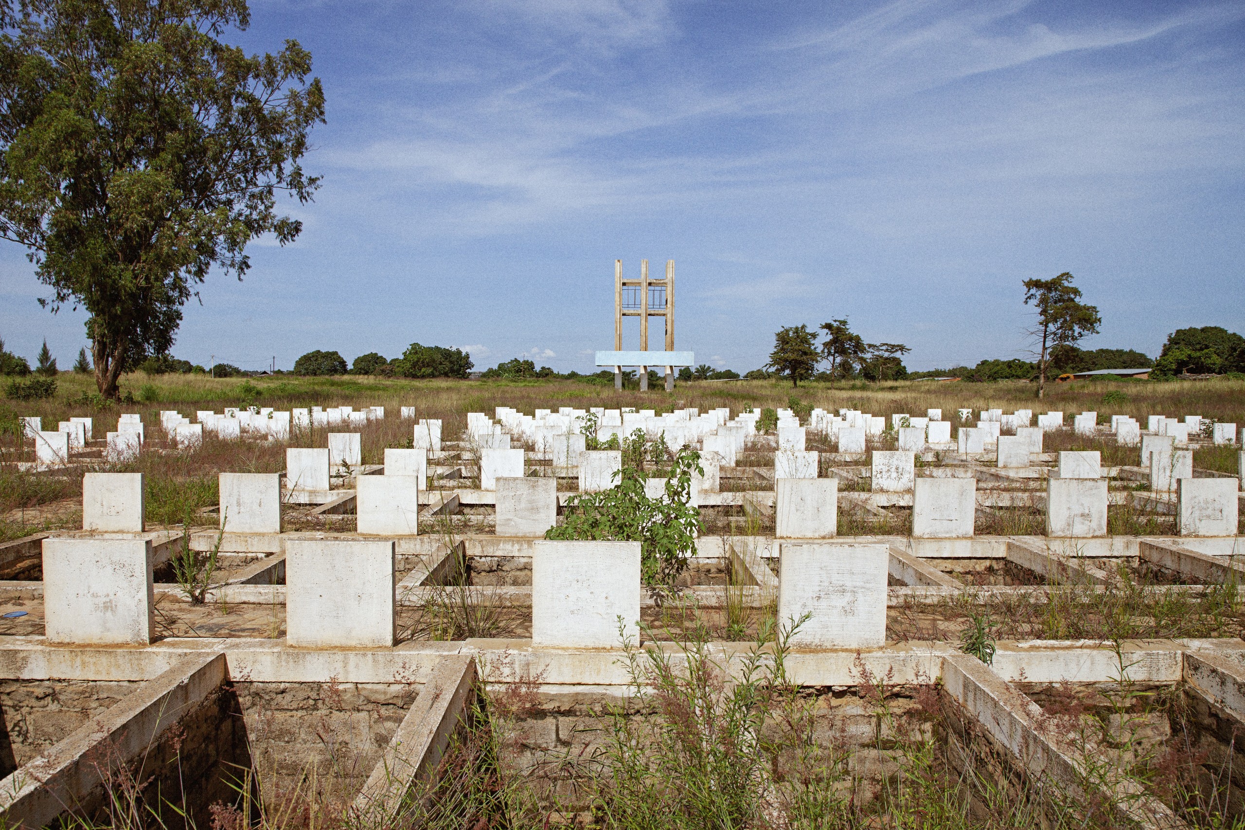Sammy Baloji, *Site mémoriel et cimetière de la guerre de Six Jours*, Kolwezi, province du Lualaba, 2018 Avec l’aimable autorisation de l’artiste et d’Imane Farès, Paris