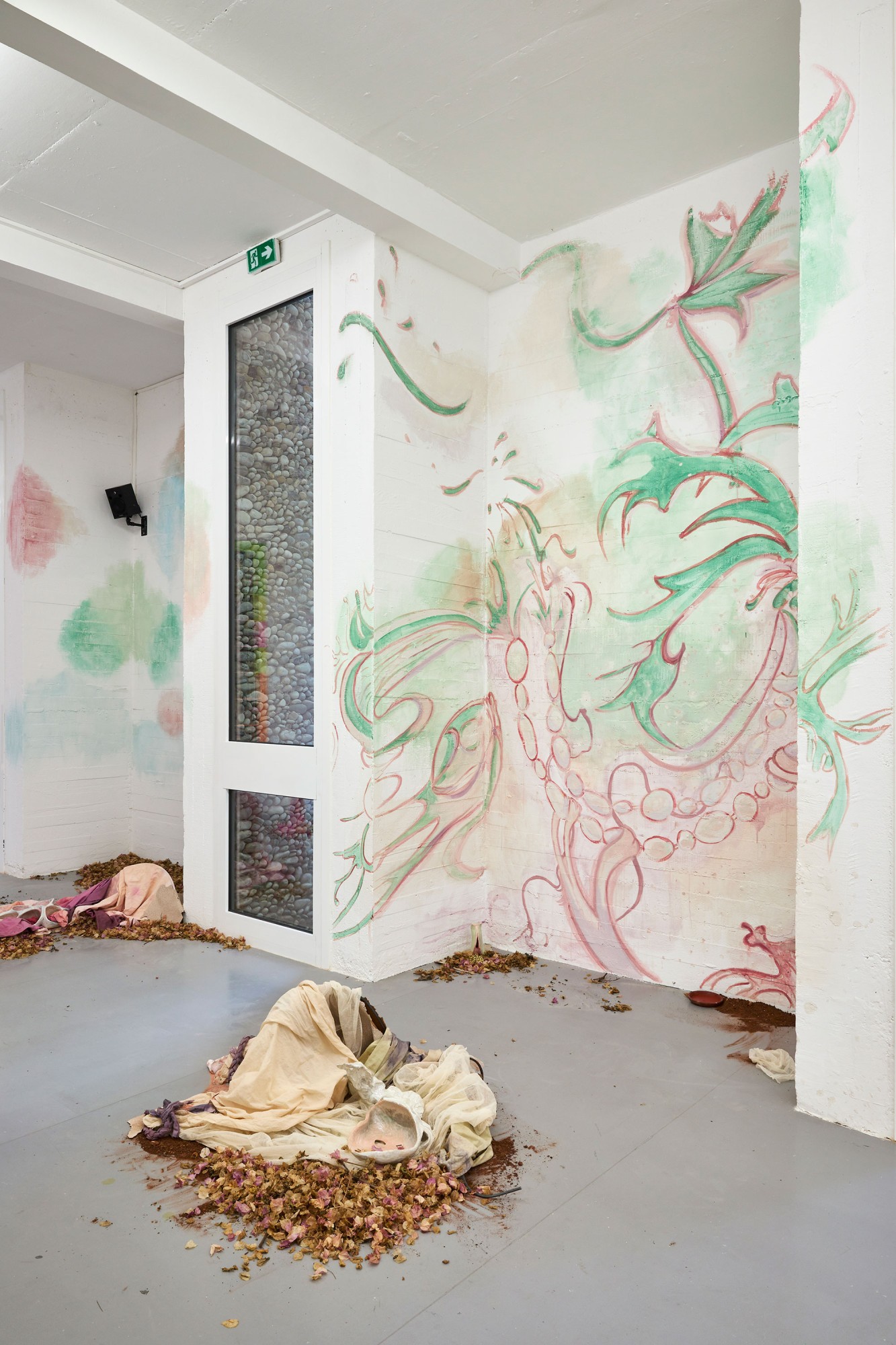 Peinture à l’argile, pigments, céramique, tissus, parfum, son, fleurs de bougainvilliers, dimensions variables. Crédit photo Jean-Christophe Lett/Villa Arson Nice.