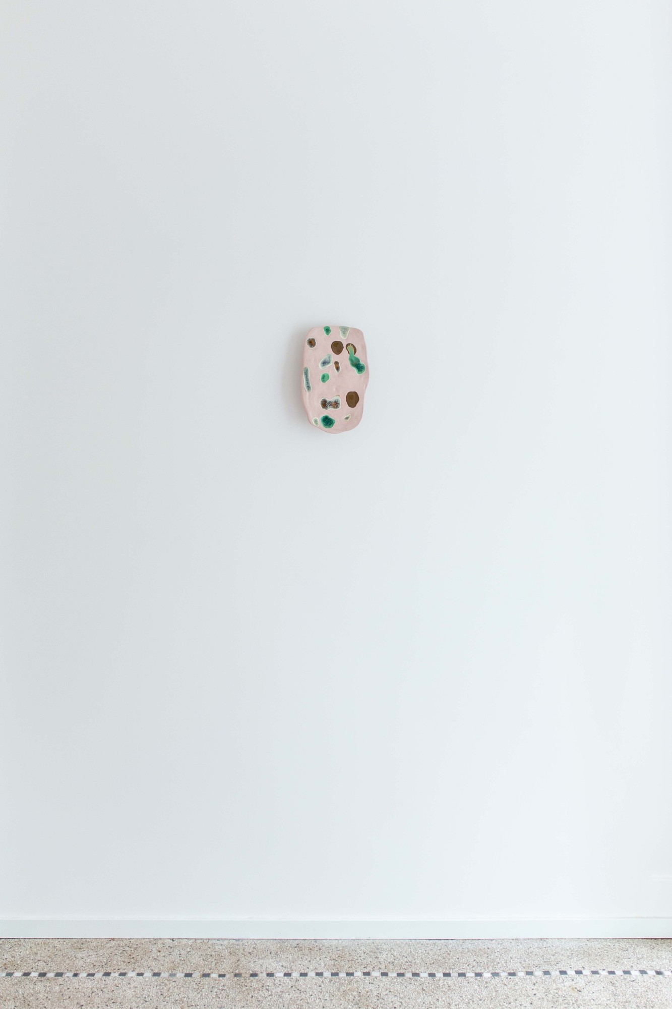 Agathe Duperou, FLOWING EYES, 2020  27 x 17,2 x 7cm  Porcelaine, émail 1250°, vis, caoutchouc  © Margaux Nieto