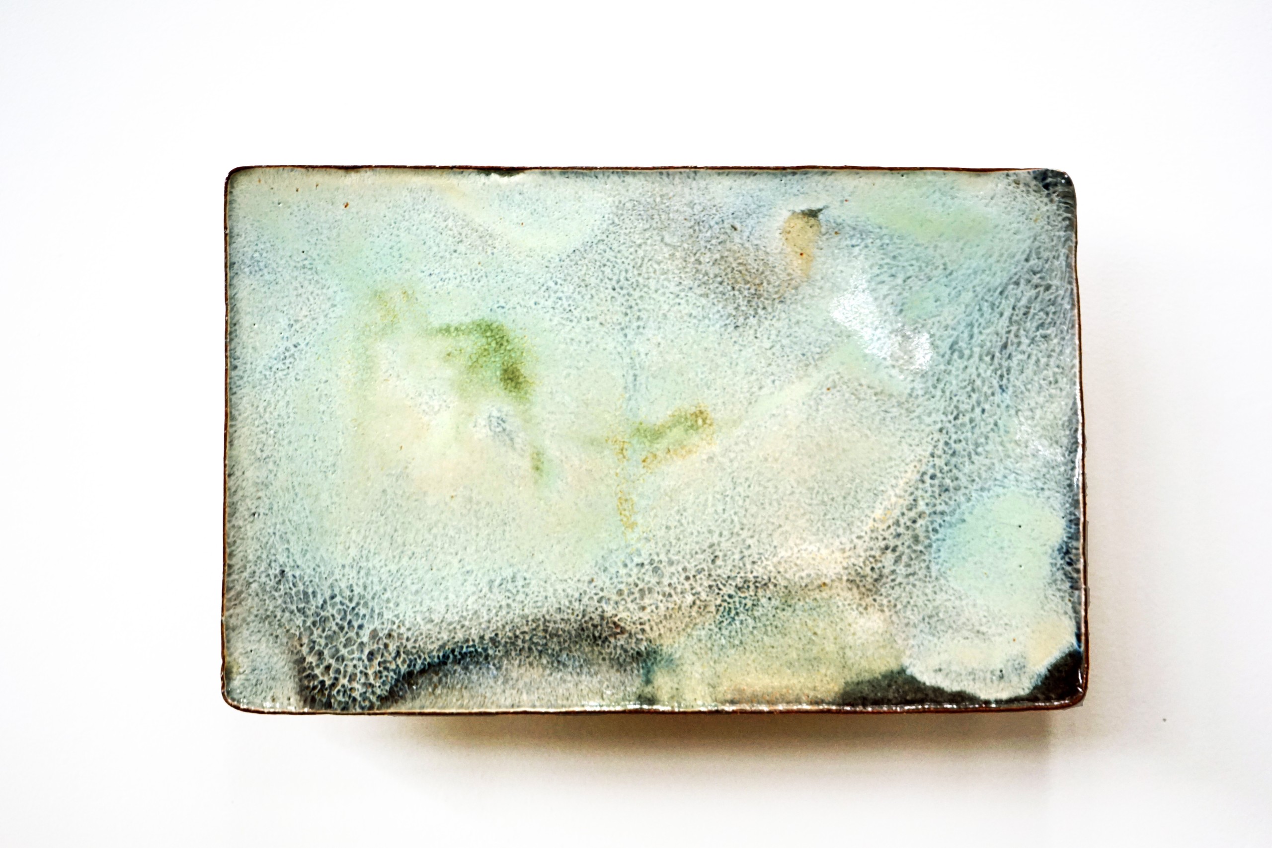 Agathe Duperou, SCREEN (BLUE IRIS), 2020  45 x 28,5 x 9,6 cm  Grès, émail 1250° cuisson réduction, vis, caoutchouc  © Laetizia Debain