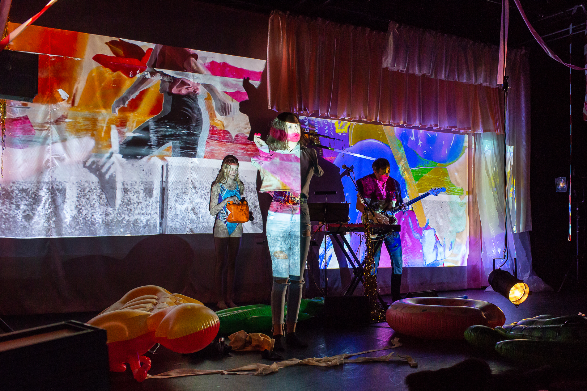 Les Soeurs h et Maxime Bodson, Concert performé avec vidéo et texte:  In my big fireworks I play to you the final bouquet, Centre Culturel Suisse, Paris, 2019 © Margot Montigny