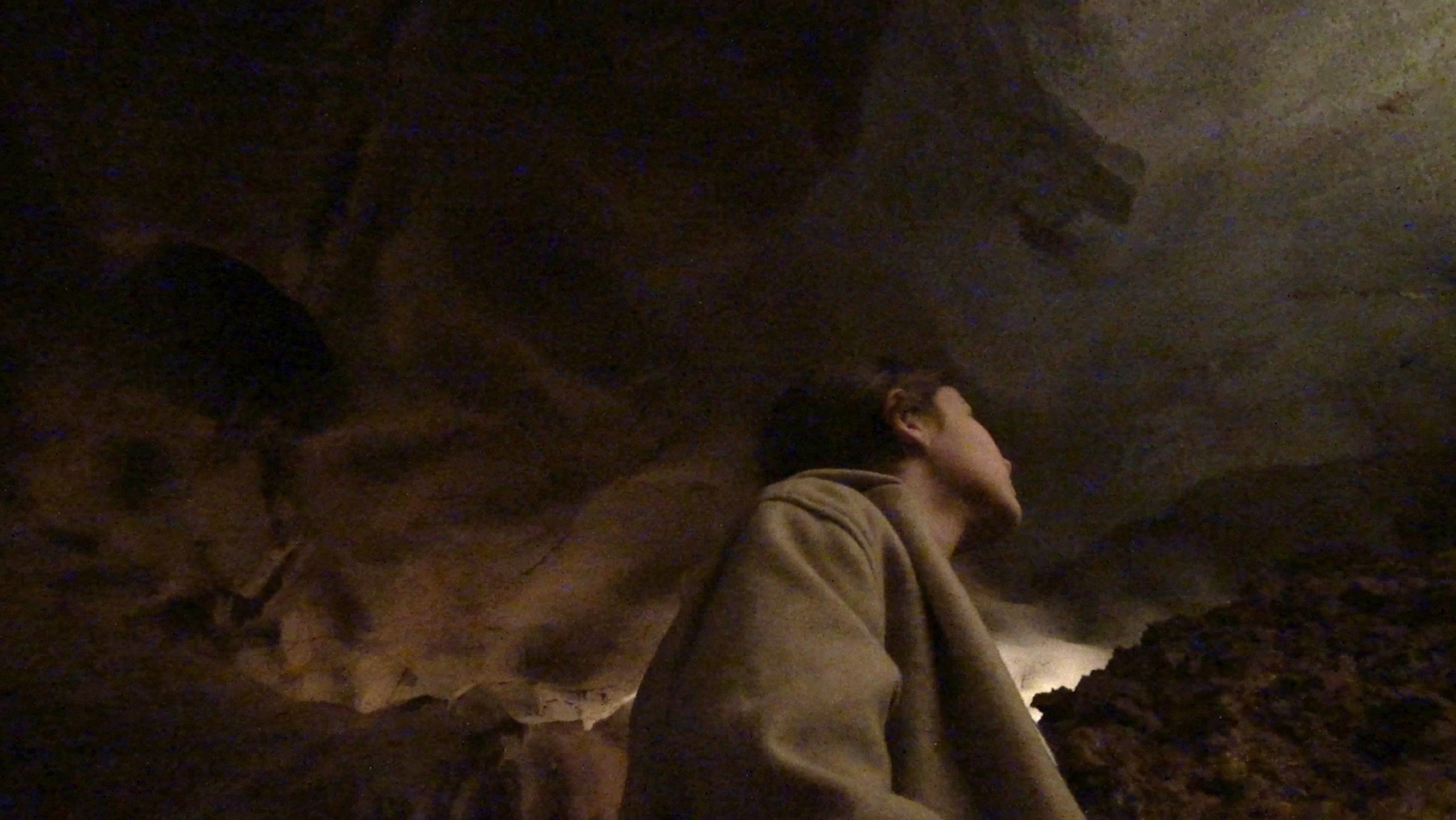 capture d ecran video_Oona dans la caverne regarde le dessin de l homme blesse_nicolas bourthoumieux