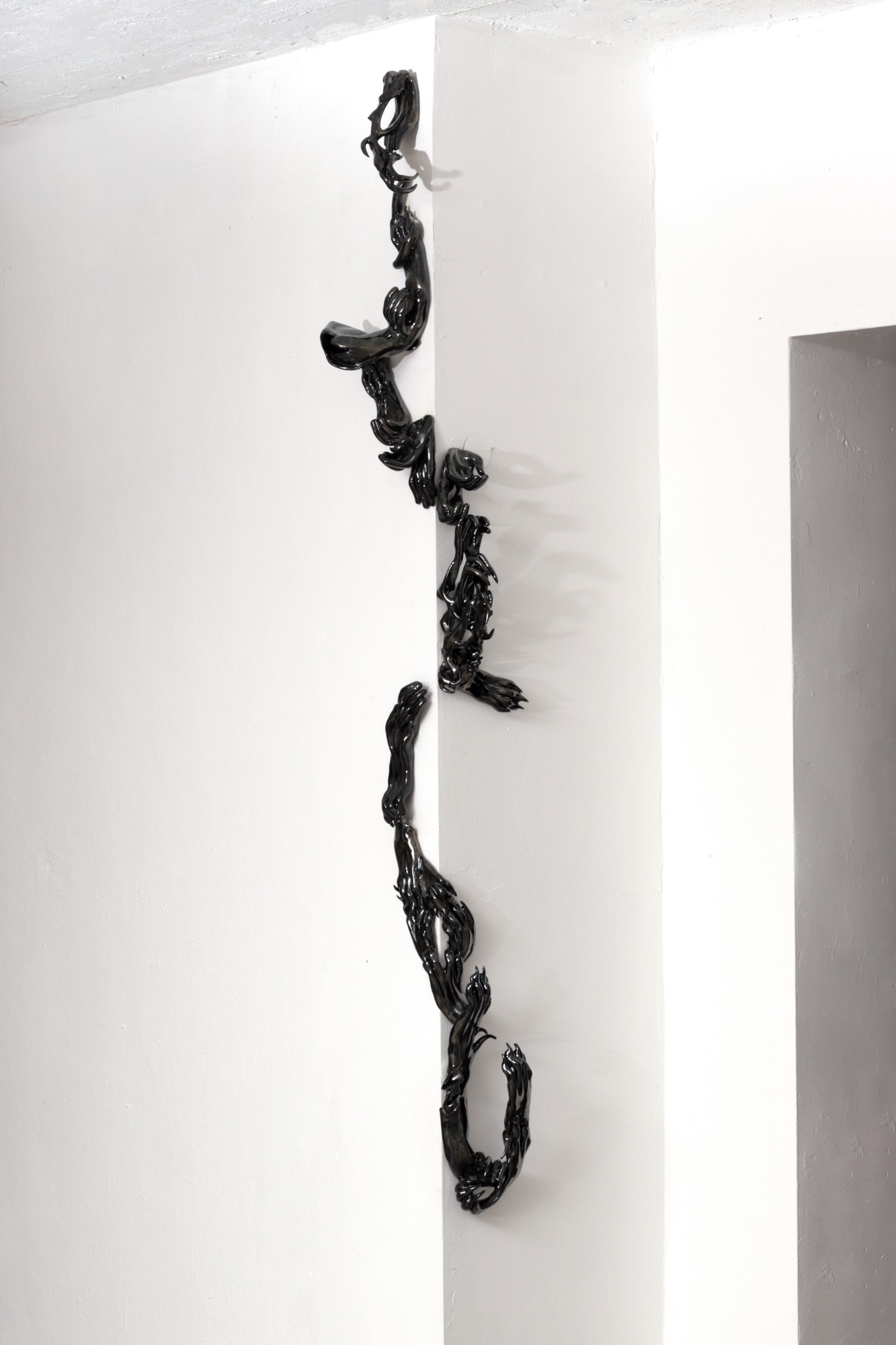 Devouring lines, céramique (émail parfois), dimensions variables © Théo Desmaizières