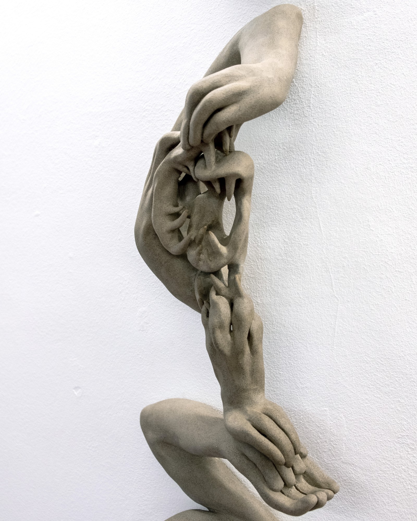 Devouring lines, céramique (émail parfois), dimensions variables © Théo Desmaizières