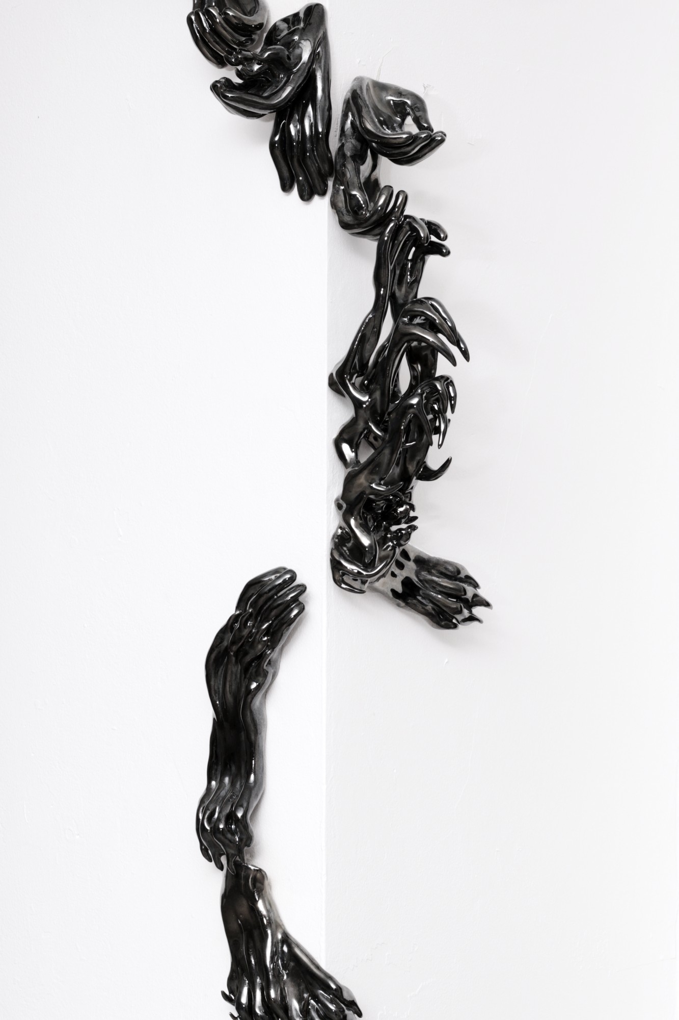 Devouring lines, céramique (émail parfois), dimensions variables © Théo Desmaizières