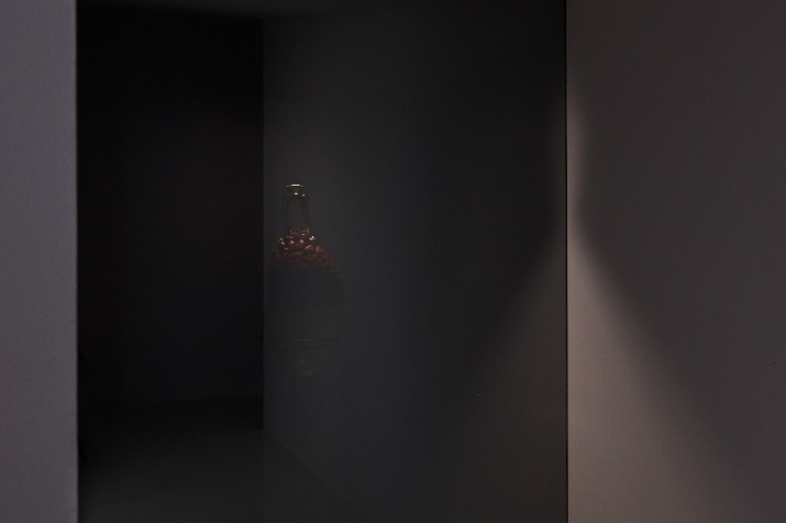 *Oblivion (Water)*, 2019-2026, cérémonie d’ouverture et de clôture, eau-de-vie du Portugal et du Luxembourg,fruit de jujube de Corée, bouteille en verre soufflé, liège, métal, miroir sans tain, système lumineux, œuvre évolutive, performance, dimensions variablesCourtesy of the artist © Marine Astier