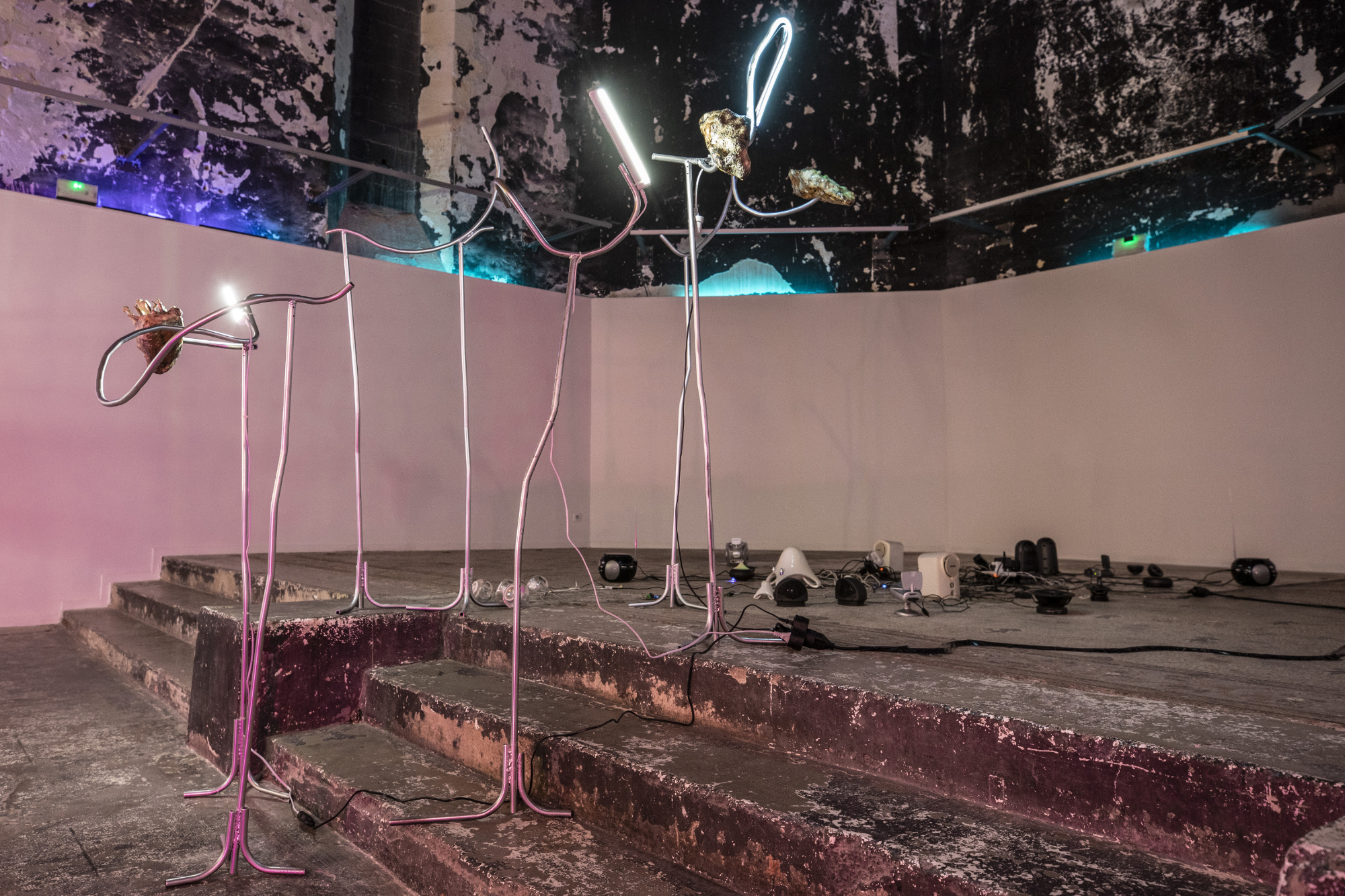 Installation immersive, 2021, avec Naomi Maury à la chapelle du quartier Haut Sète Environ 120 m2 métal, LED, céramiques, dégradé d © Corinne Sospédra