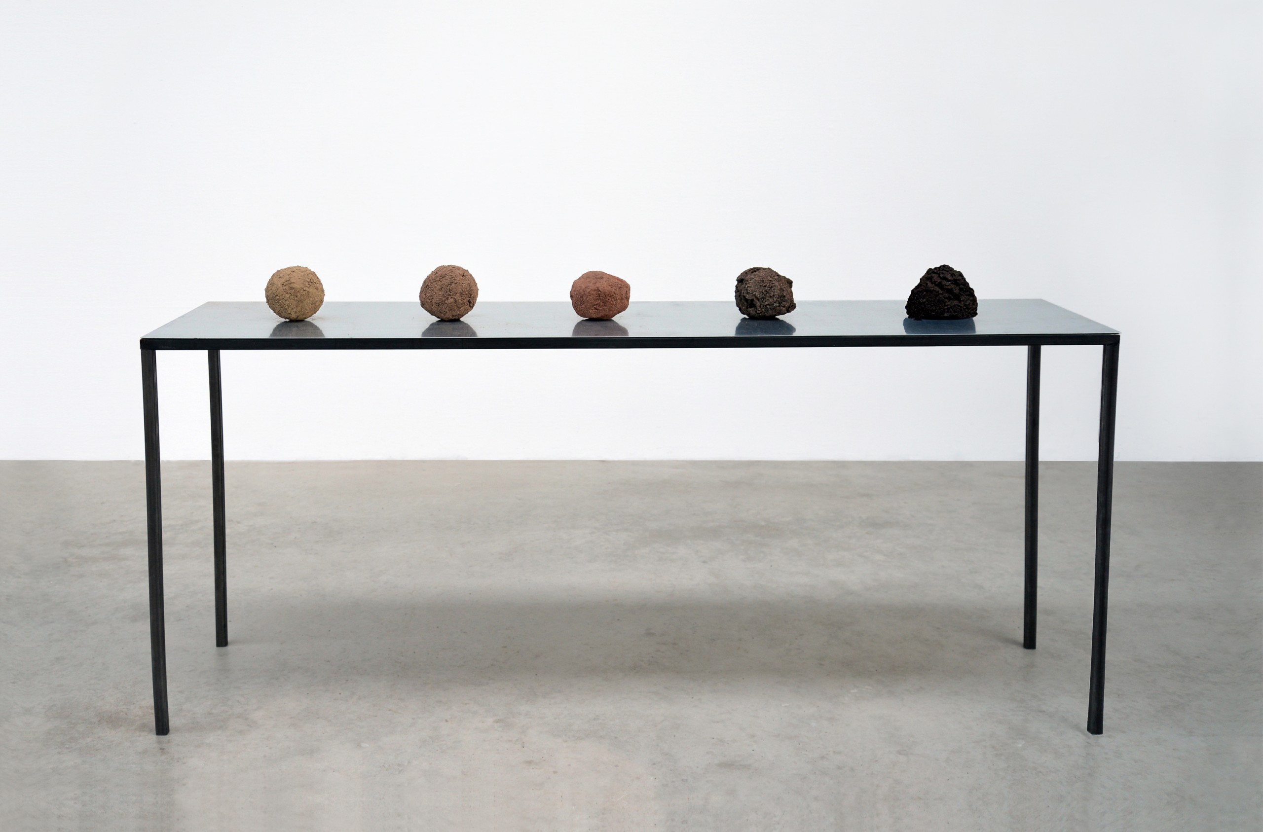 Caroline Le Méhauté *Negociation 84 – Le sens de la croissance* 2016 Terres agricoles et métal 87 x 200 x 50 cm