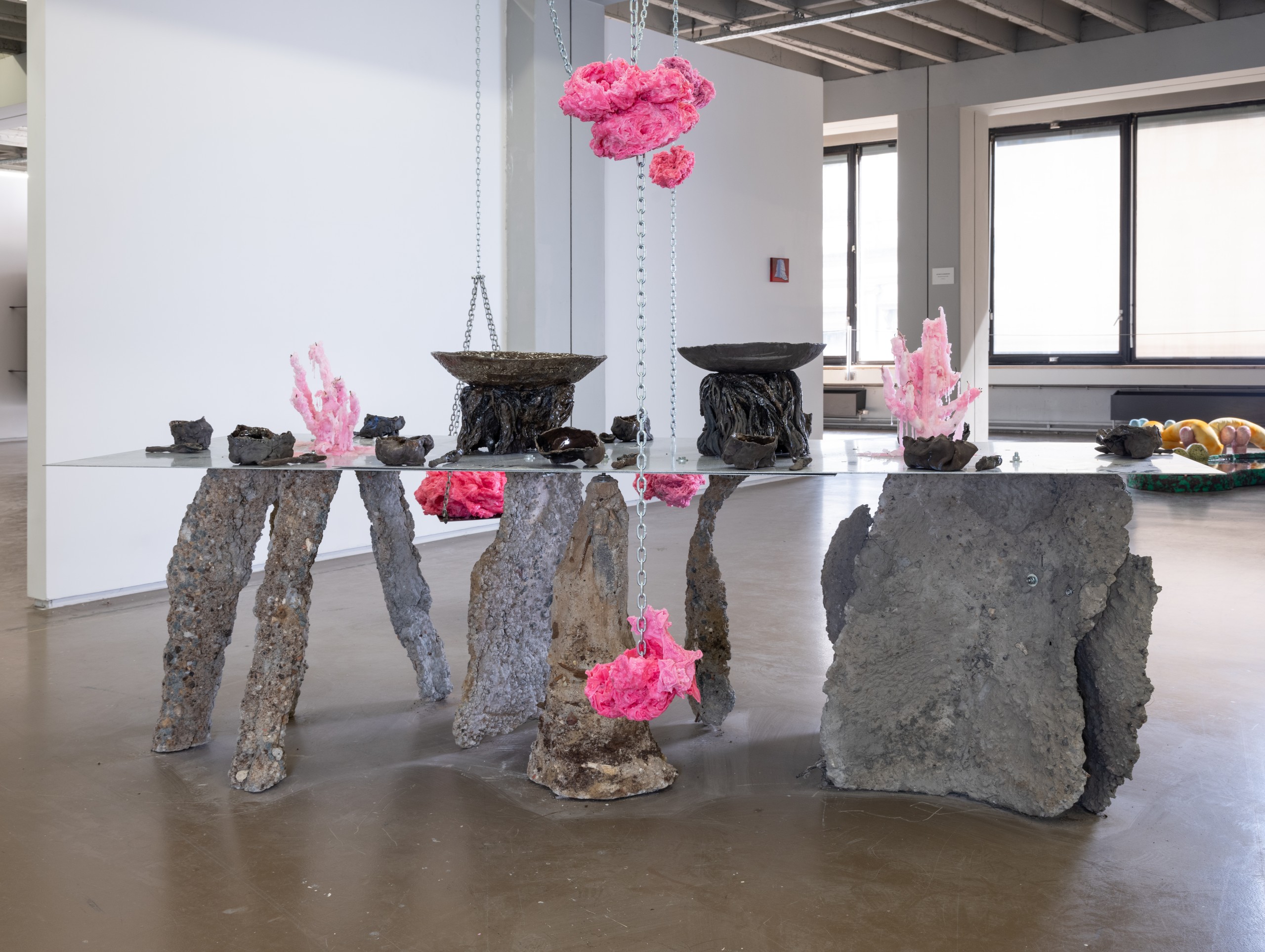 Alexis Deconinck, Grotto table. Béton, acier galvanisé, céramique, paraffine, 3 x 3 m, Bruxelles, 2022 © Pierre Toussaint et Vincent Everarts